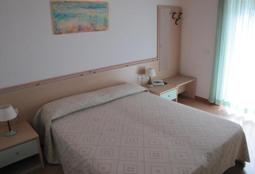 غرفة كلاسيكية مع بلكونة, Scaranò