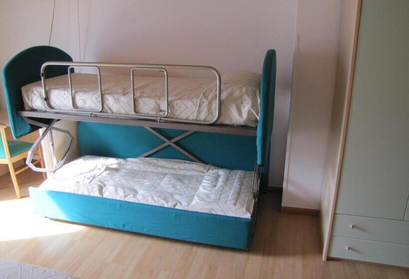 غرفة قياسية رباعية مزودة بشُرفة, Scaranò