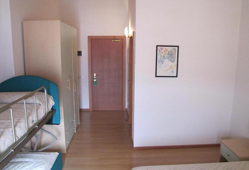 חדר לארבעה סטנדרטי עם מרפסת, Scaranò