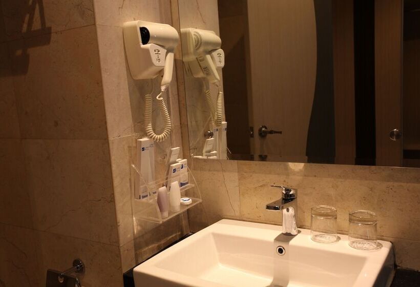 带大床的行政房间, W Three Premier Hotel Lagaligo