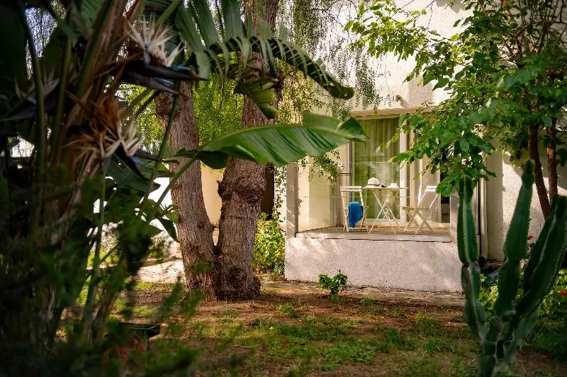 اتاق استاندارد یک نفره, Elenor's Home
