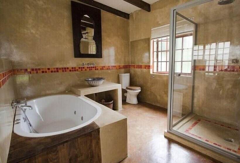 סוויטה דלוקס, The Wardrobe Guest House