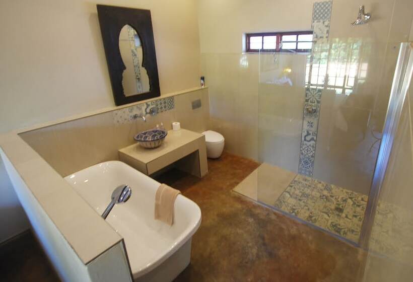 סוויטה דלוקס, The Wardrobe Guest House