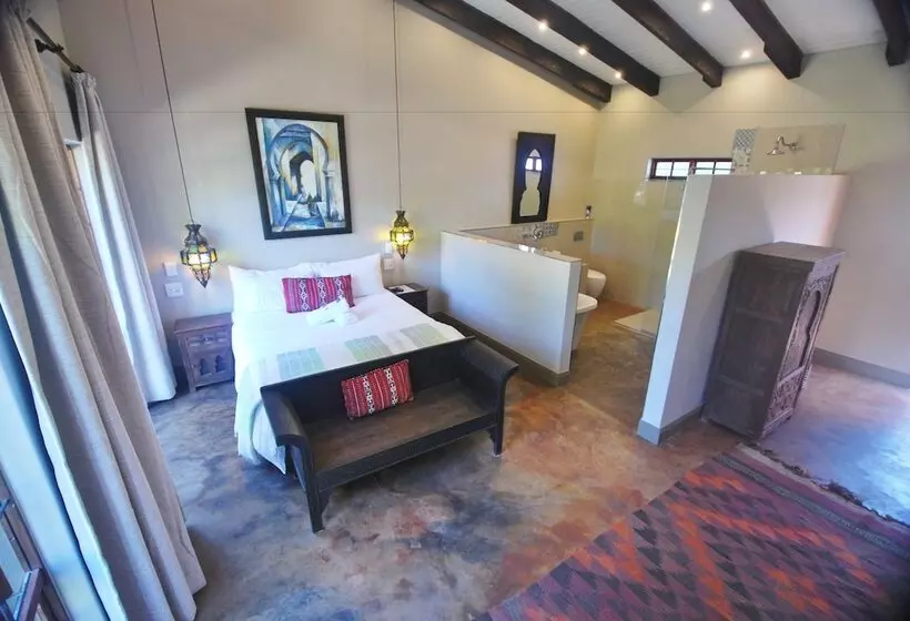 デラックススイート, The Wardrobe Guest House