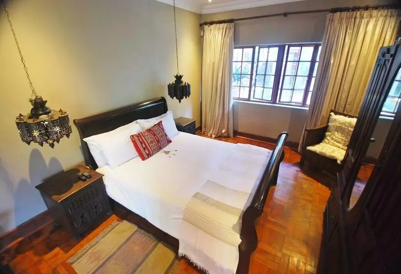 デラックススイート, The Wardrobe Guest House