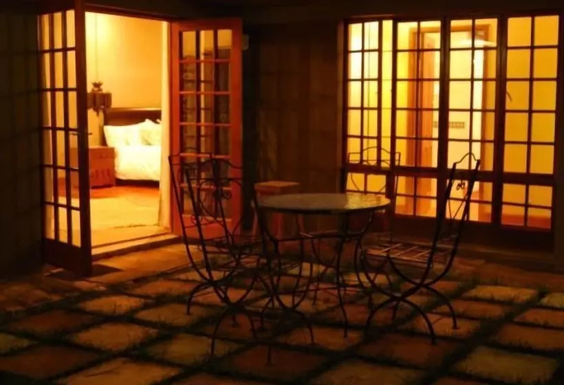 デラックススイート, The Wardrobe Guest House