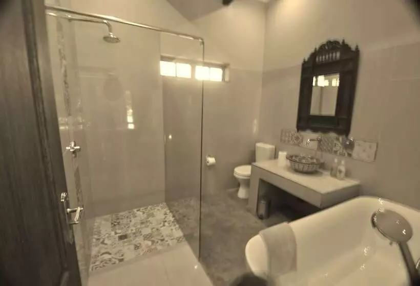 スーペリアトリプルルーム, The Wardrobe Guest House