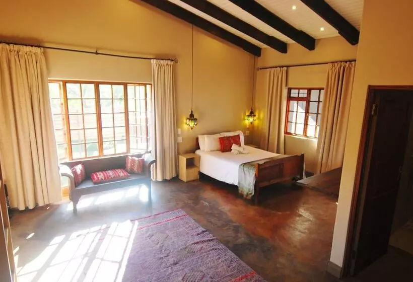 スーペリアトリプルルーム, The Wardrobe Guest House