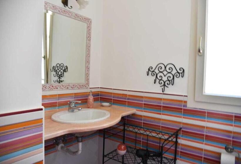 מיטת קינג בסוויטה, Villa Santa Sofia