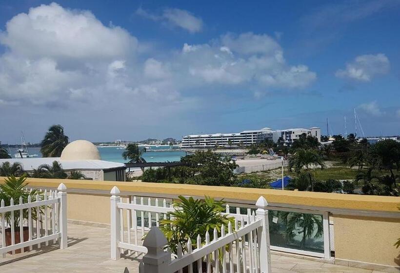 اتاق لوکس با چشمانداز دریا, Baker's Suites