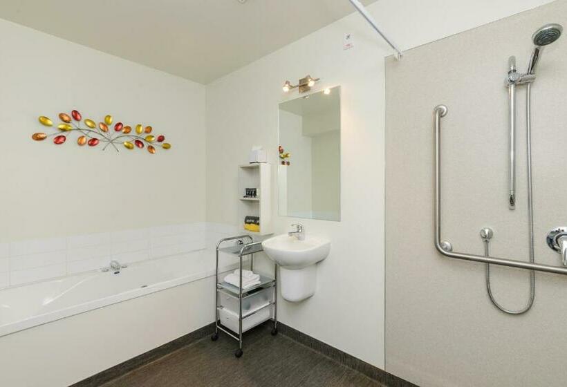 スタンダードスタジオ, Ellena Court Motel