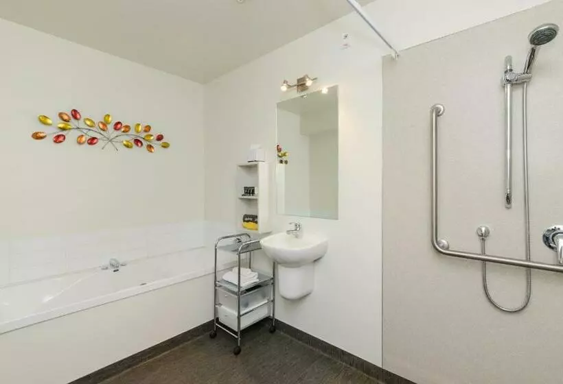 استودیوی استاندارد, Ellena Court Motel