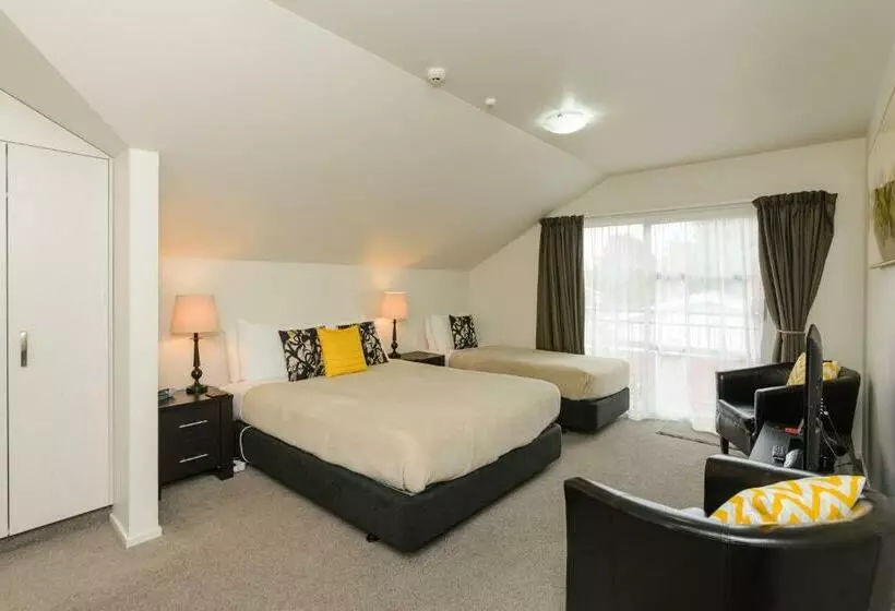 استودیوی استاندارد, Ellena Court Motel