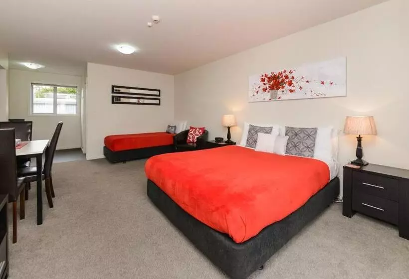 استودیوی استاندارد, Ellena Court Motel