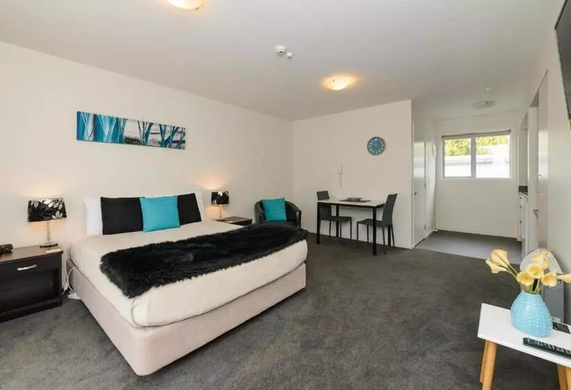 استودیوی لوکس, Ellena Court Motel
