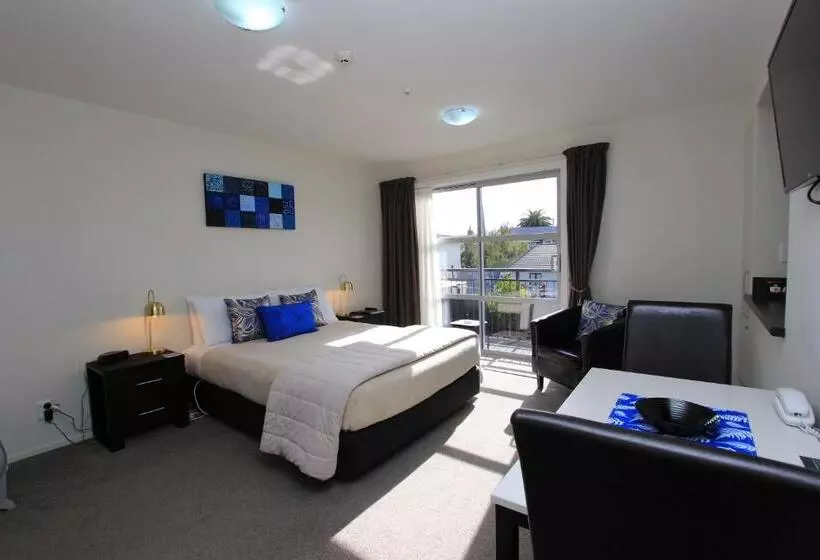 استودیوی استاندارد, Ellena Court Motel