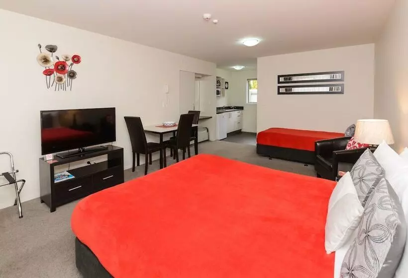 استودیوی استاندارد, Ellena Court Motel