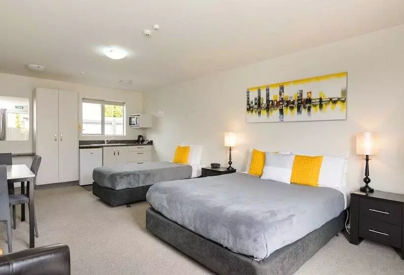 استودیوی استاندارد, Ellena Court Motel