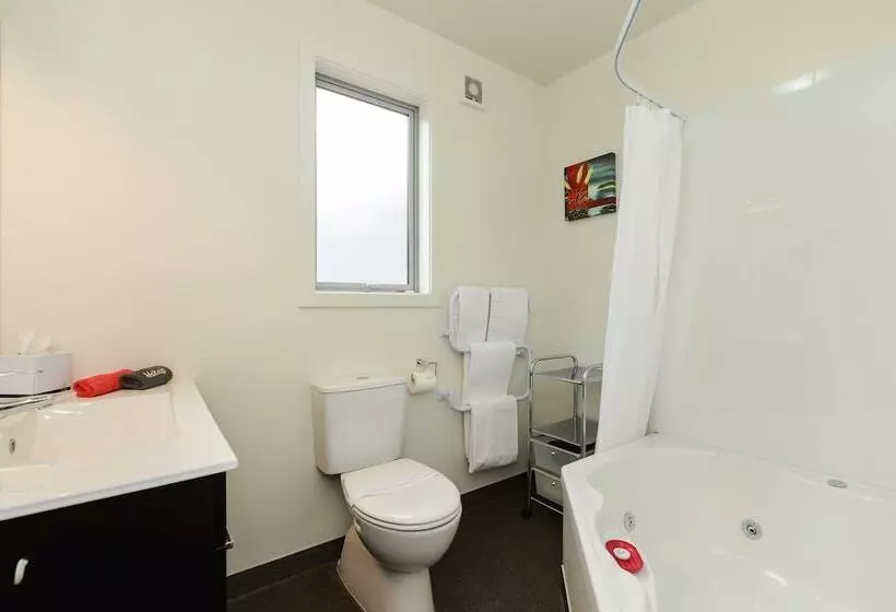 استودیوی استاندارد, Ellena Court Motel