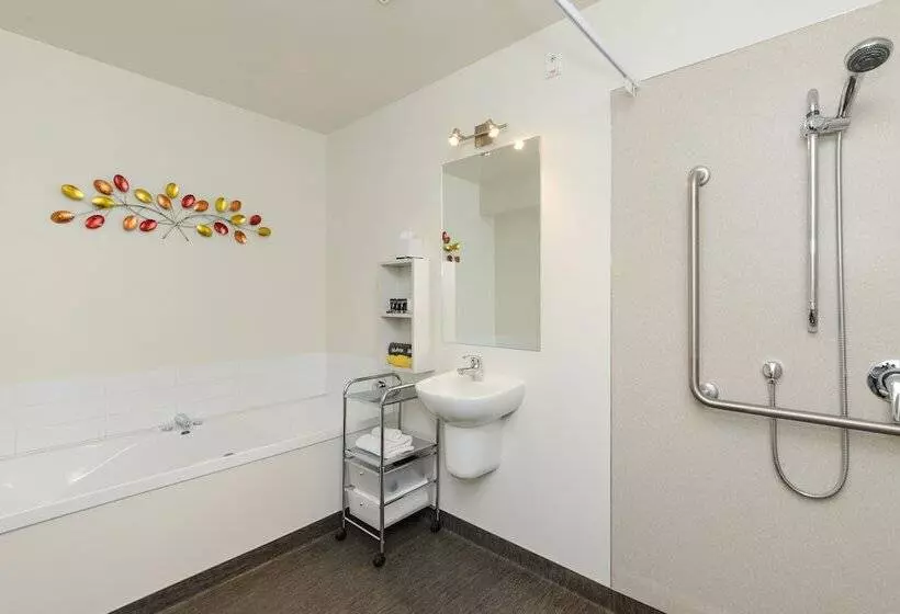 استودیوی استاندارد, Ellena Court Motel