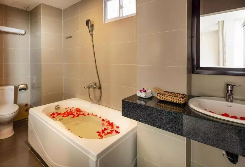 اتاق لوکس با بالکن و چشمانداز دریا, Azura