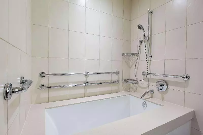 اتاق سوپریور با بالکن, Azura