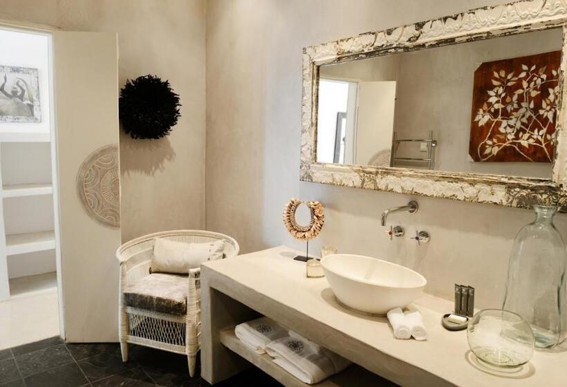 Deluxe Room, Latitude 15 Degrees