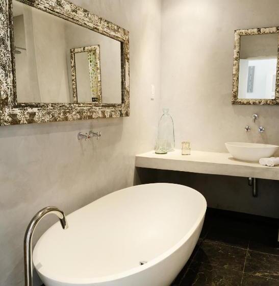 Deluxe Room, Latitude 15 Degrees