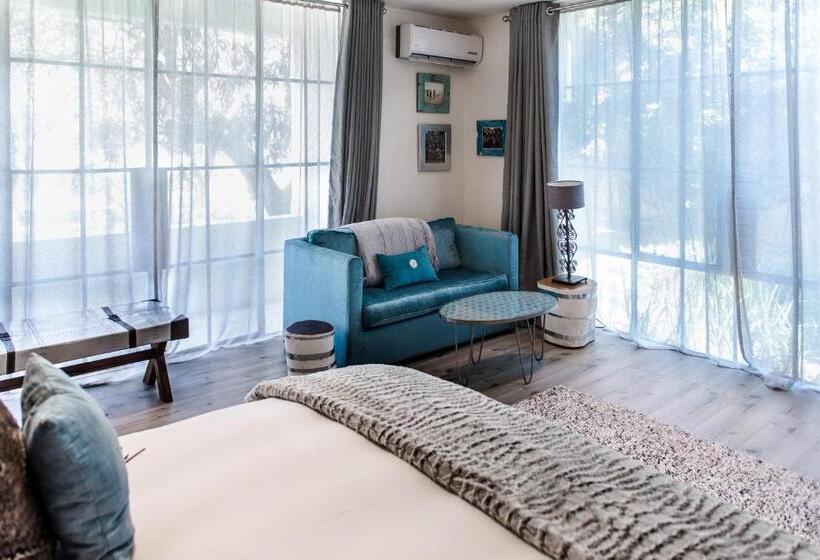 Deluxe Room, Latitude 15 Degrees