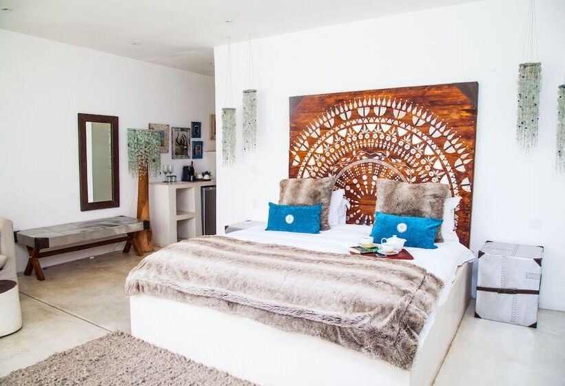 Deluxe Studio, Latitude 15 Degrees