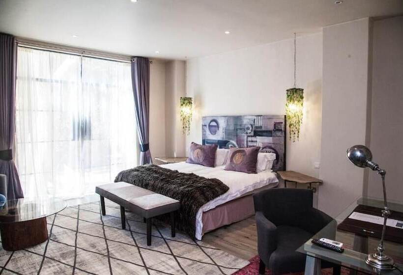 Superior Room, Latitude 15 Degrees