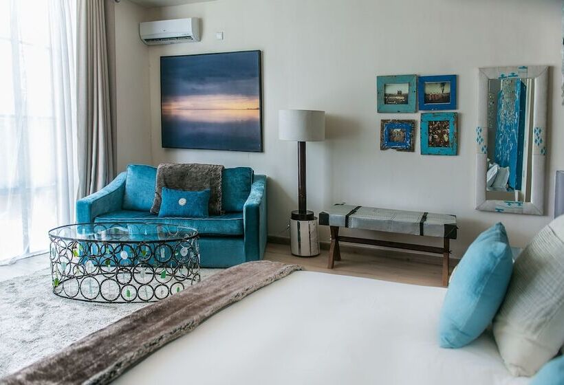 Superior Room, Latitude 15 Degrees