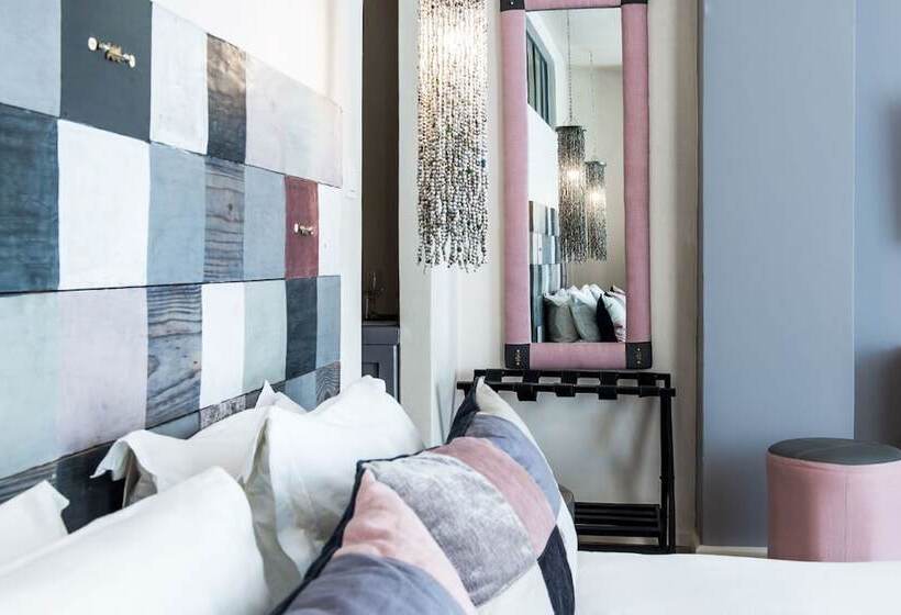 Superior Room, Latitude 15 Degrees