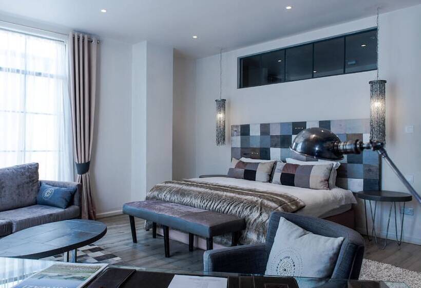 Superior Room, Latitude 15 Degrees
