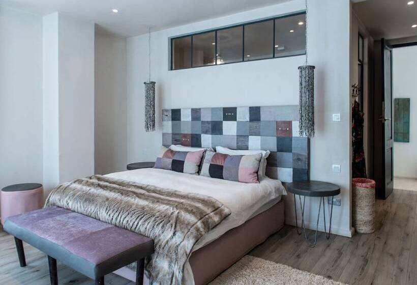 Superior Room, Latitude 15 Degrees