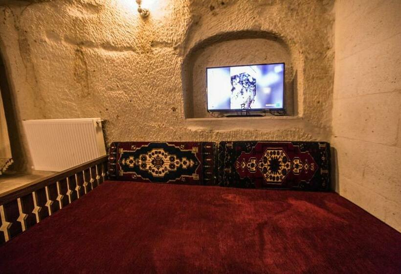 غرفة قياسية مزوَّدة بتراس, Ortahisar Cave