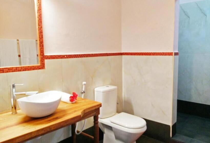 غرفة قياسية ثلاثية مطلة علي حمام السباحة, Sea View Lodge Boutique