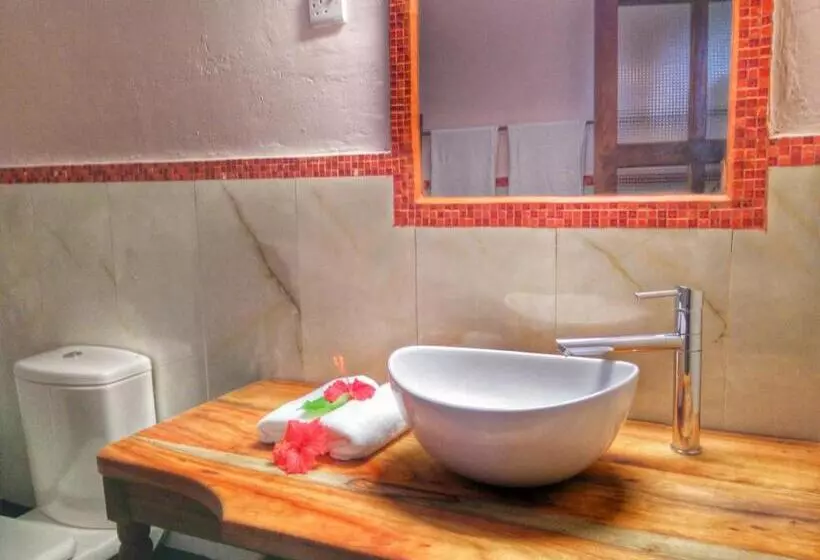 اتاق استاندارد سه تخته با چشم‌انداز استخر, Sea View Lodge Boutique