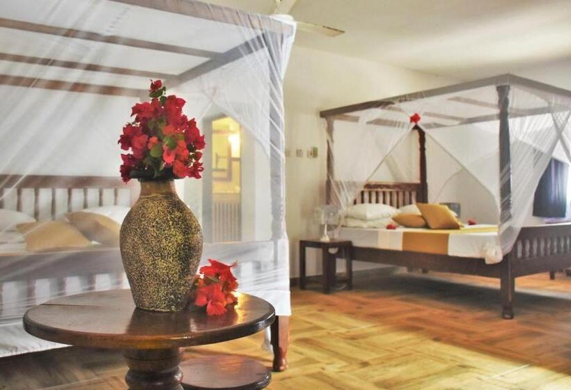 غرفة قياسية ثلاثية مطلة علي حمام السباحة, Sea View Lodge Boutique