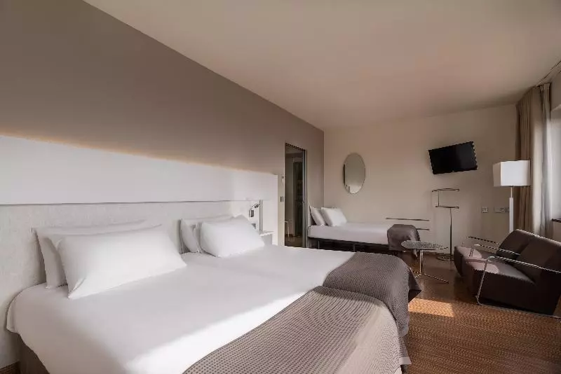 اتاق خانوادگی, Eurostars Vía De La Plata