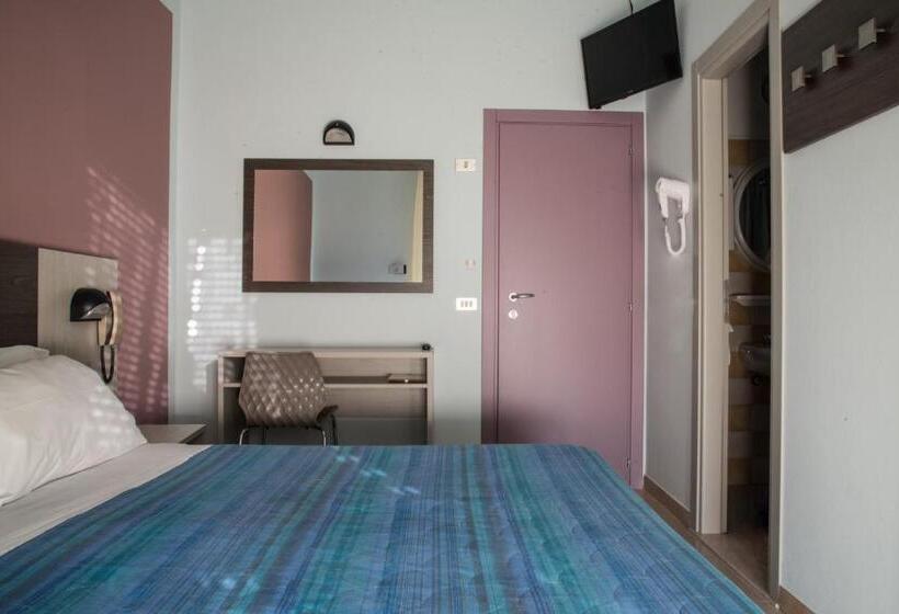 이코노미 룸, Mirage