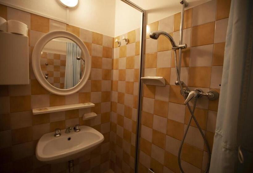 이코노미 트리플 룸, Mirage