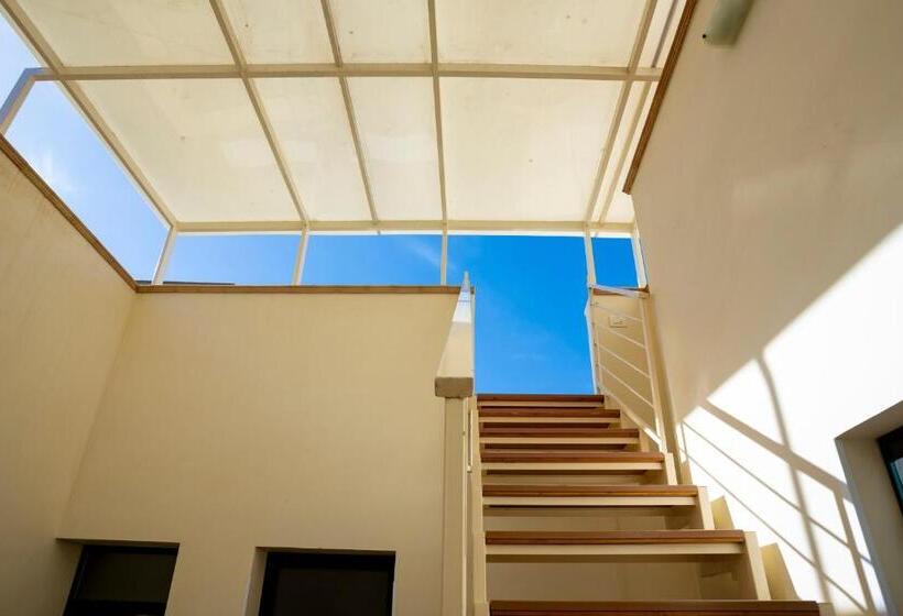 四人高级间, Trapani Home