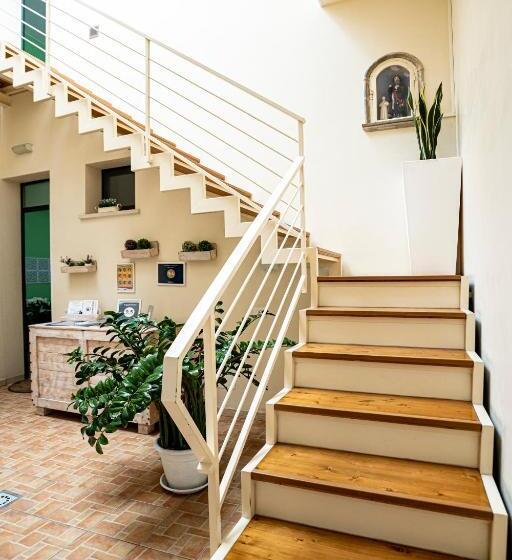 四人高级间, Trapani Home