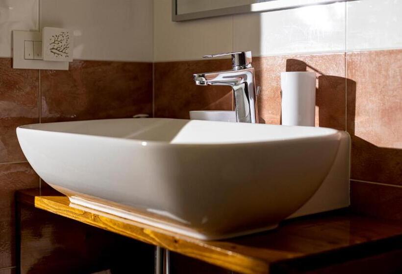 四人高级间, Trapani Home