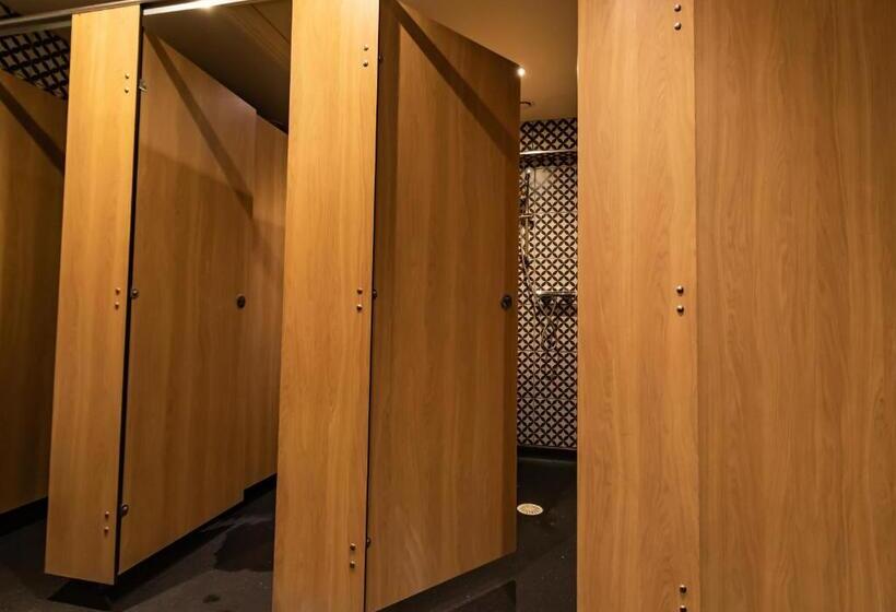 سرير فى غرفة مشتركه, Publove @ The Exmouth Arms, Euston