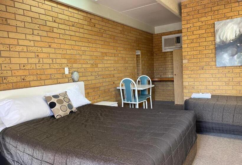 חדר סטנדרט לשלושה, Citrus Motel