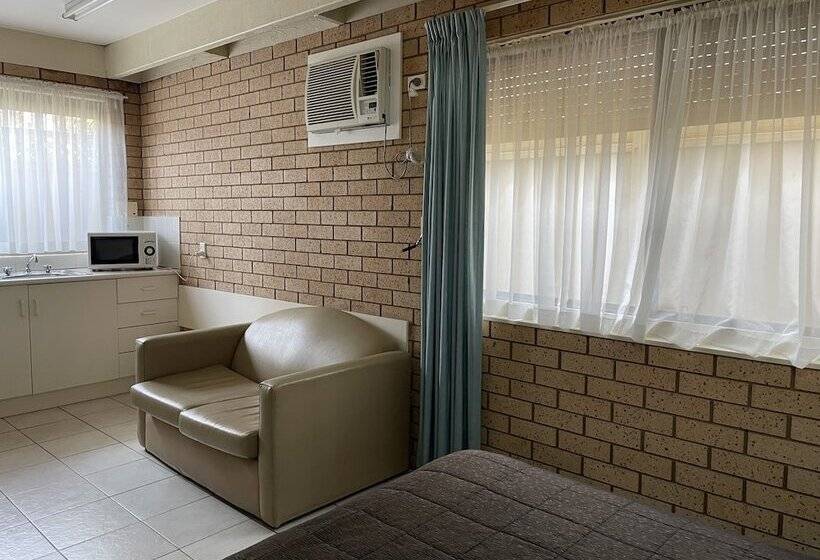 חדר משפחתי, Citrus Motel