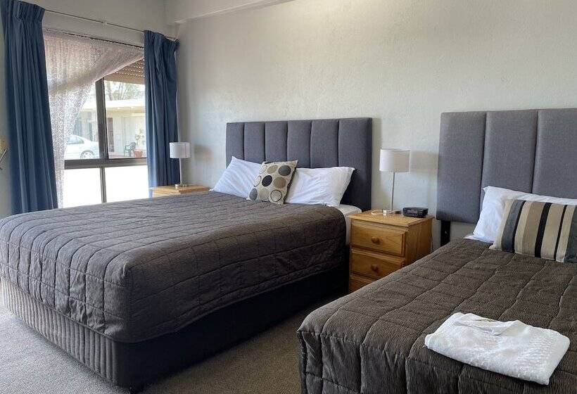 חדר משפחתי, Citrus Motel