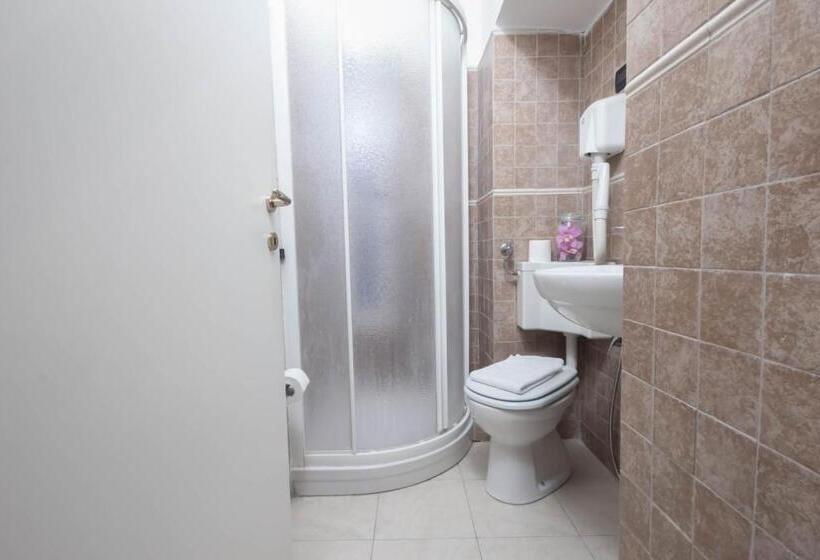 غرفة قياسية ثلاثية, Affittacamere The Tramp